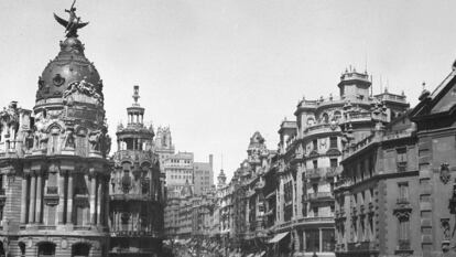 Vista de la Gran Vía desde la calle de Alcalá en los años cincuenta.