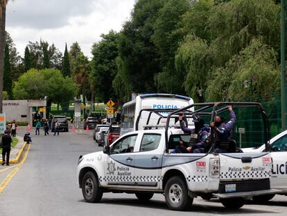 Efectivos de la Policía Estatal y Auxiliar de Puebla entran en el campus de la Universidad de las Américas el pasado mes de junio.