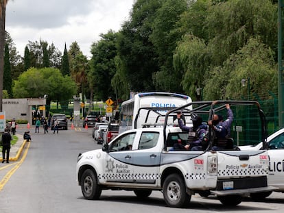 Efectivos de la Policía Estatal y Auxiliar de Puebla entran en el campus de la Universidad de las Américas el pasado mes de junio.