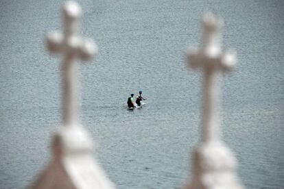 Dos mariscadores furtivos se adentran en la ría de Ferrol.