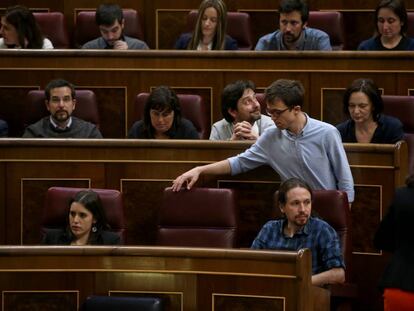 Íñigo Errejón vuelve a su escaño, en el Congreso.