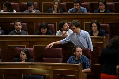 Íñigo Errejón vuelve a su escaño, en el Congreso.