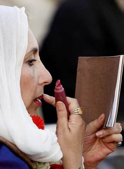 Benazir Bhutto se maquilla para dar el que sería el último mitin de su vida, el pasado jueves en Rawalpindi.