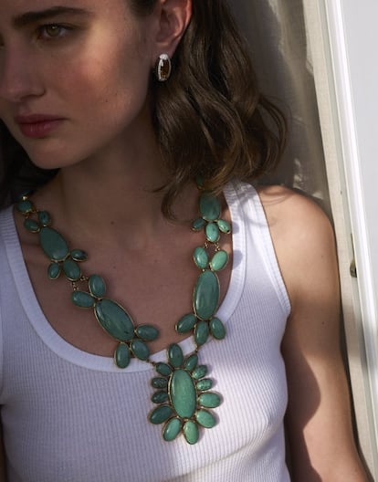 Collar con piedras turquesas de Aurélie Bidermann y pendientes con gemas de Yanes. Camiseta de canalé de Miu Miu.