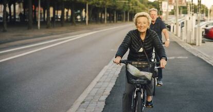 Dos personas mayores pasean en bicicleta. / GETTY