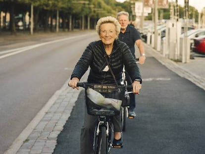 Dos personas mayores pasean en bicicleta. / GETTY