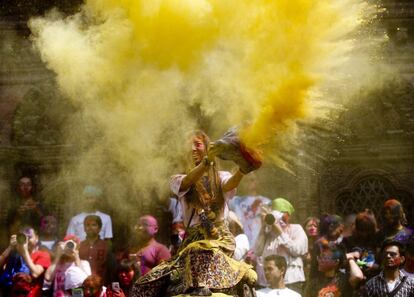 Turistas y nepalíes celebran el festival del color durante el Holi en Katmandú (Nepal).