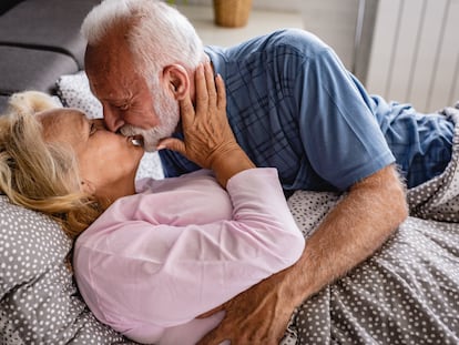 Promover una actitud positiva hacia el sexo, centrada en el placer a lo largo de la vida, tienen un impacto positivo para las personas mayores y la salud pública.
