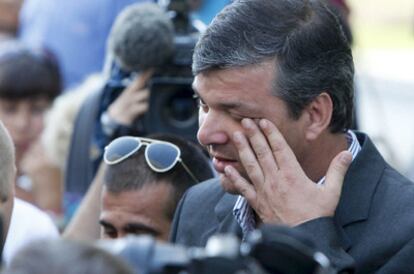 Pedro Namora, una de las víctimas, llora mientras comparece ante los medios de comunicación en el exterior del Tribunal Criminal de Lisboa