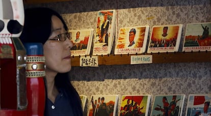 Una mujer observa los iconos de la Revolución Cultural china este martes en una tienda de Pekín.