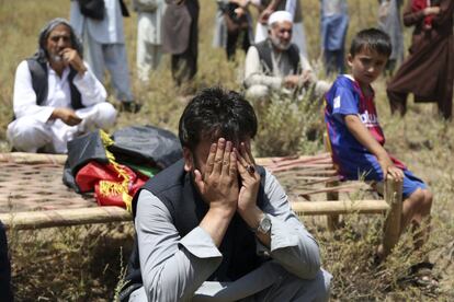 El hermano de Mohammad Akhtar, conductor de la agencia de noticias AFP que murió en el ataque suicida del 22 de julio, llora durante su entierro, celebrado en el distrito de Guldara, al norte de la capital Kabul, Afganistán.
