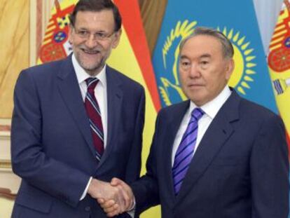 El presidente del Gobierno espa&ntilde;ol, Mariano Rajoy, junto al presidente de Kazajist&aacute;n, Nursultan Nazarbayev.