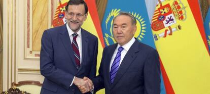 El presidente del Gobierno espa&ntilde;ol, Mariano Rajoy, junto al presidente de Kazajist&aacute;n, Nursultan Nazarbayev.