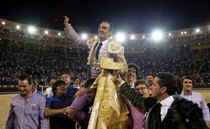 El Cid sale a hombros de la plaza de toros de Las Ventas, tras la corrida de la Feria de Otoño celebrada.