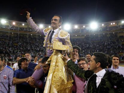 El Cid sale a hombros de la plaza de toros de Las Ventas, tras la corrida de la Feria de Otoño celebrada.