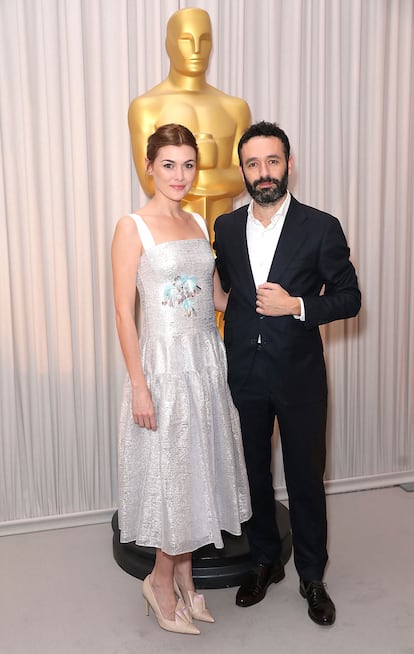 Rodrigo Sorogoyen junto a Marta Nieto, vestida con un diseño Delpozo.