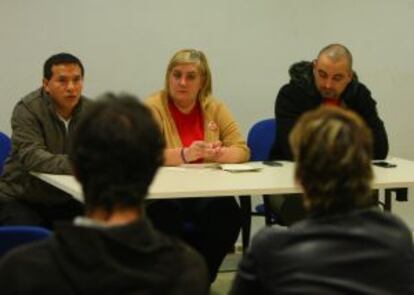 La portavoz de Stop Desahucios Bizkaia, Marta Uriarte, durante la última reunión de la plataforma.