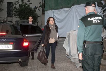La vicepresidenta Soraya Sáenz de Santamaría arriba a la Delegació del Govern espanyol per reunir-se amb Inés Arrimadas i Miquel Iceta.