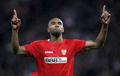 Kanouté celebra su gol en la tanda de penaltis en la final de la Copa de la UEFA 2006-2007, ante el Espanyol