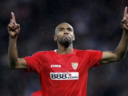 Kanouté celebra su gol en la tanda de penaltis en la final de la Copa de la UEFA 2006-2007, ante el Espanyol