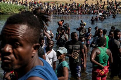 Miles de migrantes, principalmente haitianos, se encuentran retenidos por las autoridades estadounidenses en un improvisado y masivo campamento bajo el puente internacional de Del Río, que conecta Ciudad Acuña (Coahuila) con Texas.