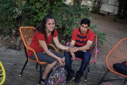 Quedan unas pocas horas para la función, y Camila Ruiz se relaja junto a un amigo en el patio del centro cultural Juan de Salazar. "Disfruto del momento, de lo que estoy haciendo. Ya se volvió para mí algo inexplicable, me produce muchas sensaciones", dice pensativa. Al principio fue difícil, pero a fuerza de practica, Camila adquirió seguridad para moverse en el espacio.