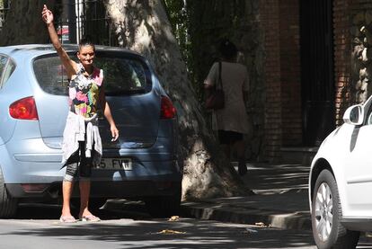 Una mujer se?ala un hueco para aparcar en una calle de Granada, donde el Ayuntamiento requisa el dinero a los <i>gorrillas</i>.