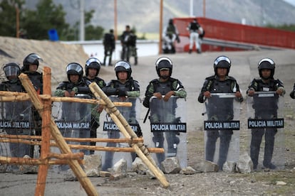 La Guardia Nacional monta guardia este viernes, en la presa Las Pilas en Ciudad Camargo, en el estado de Chihuahua, para reforzar la zona después del enfrentamiento con agricultores en la presa La Boquilla. 