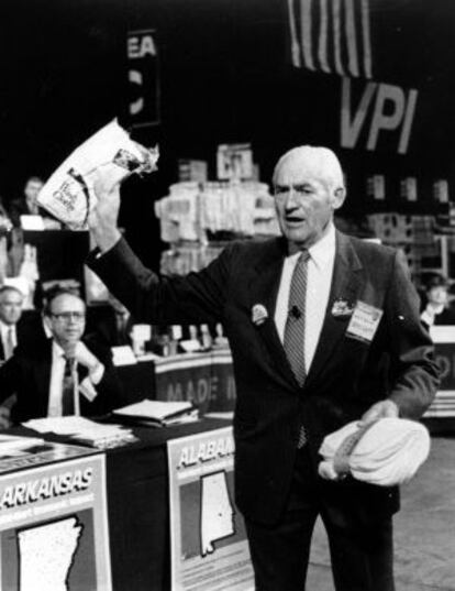 Sam Walton, en 1986, hace campa&ntilde;a en favor de los productos americanos para combatir el d&eacute;ficit comercial.