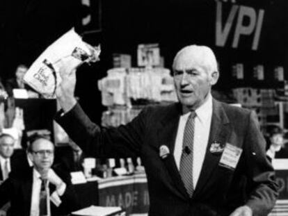 Sam Walton, en 1986, hace campa&ntilde;a en favor de los productos americanos para combatir el d&eacute;ficit comercial.