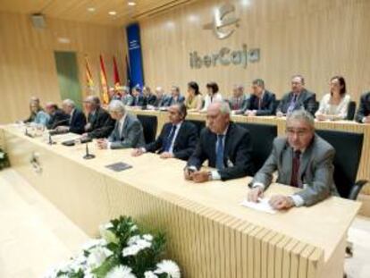 El Consejo de Administración y la comisión de control de Ibercaja esperan el inicio de la asamblea general extraordinaria. EFE/Archivo