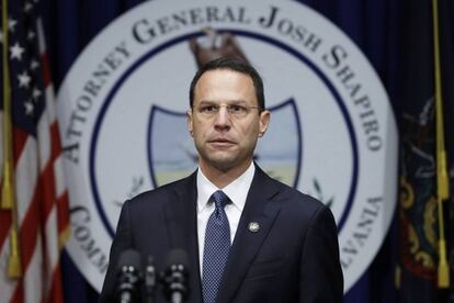 El fiscal general de Pensilvania, Josh Shapiro, en una rueda de prensa del pasado 14 de agosto, cuando se dio a conocer el informe.