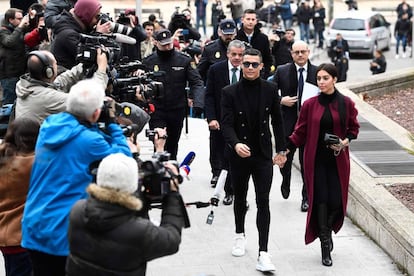 Cristiano Ronaldo llega a la Audiencia Provincial de Madrid junto a su novia, Georgina Rodríguez.