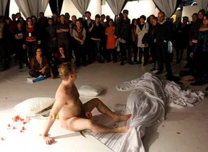 Un momento de la <i>performance</i> del artista brasileño Marco Paulo Rolla en Arco.