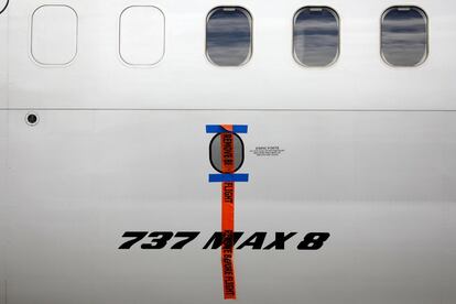 Detalle del precinto en el avión Boeing 737 Max 8 de la aerolínea Garuda Indonesia estacionado en la instalación de mantenimiento del aeropuerto internacional Soekarno-Hatta, cerca de Yakarta (Indonesia).