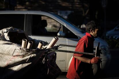 Cae la tarde y los recolectores aprovechan para recorrer las calles de la ciudad en busca de más materiales con un poco de aire fresco.