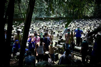 Un grupo de campesinos asiste al entierro de una de las personas fallecidas durante la erupción del Merapi, en la localidad de Umbulhardjo, Indonesia.