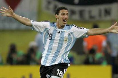 Maxi Rodríguez celebra el gol con el que clasificó a Argentina y eliminó a México.