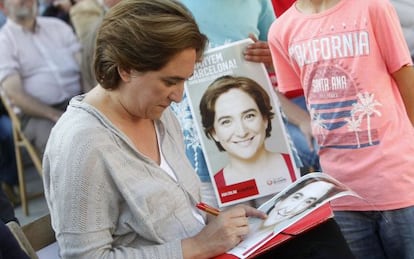 Ada Colau signant un autògraf