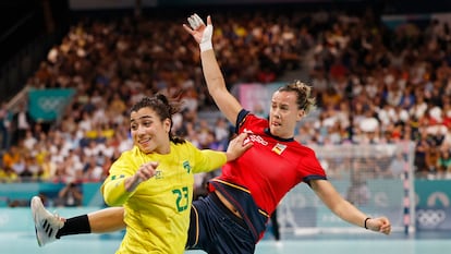 Giulia Guarieiro y Silvia Arderius, en una acción del partido.