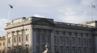 El helicóptero con la reina Isabel y el duque de Edimburgo a bordo que ha abandonado esta mañana el palacio de Buckingham camino a Sandringham