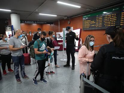 Control de policía en la estación de Atocha, ayer, tras decretarse el estado de alarma.