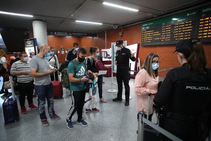 Control de policía en la estación de Atocha, ayer, tras decretarse el estado de alarma.