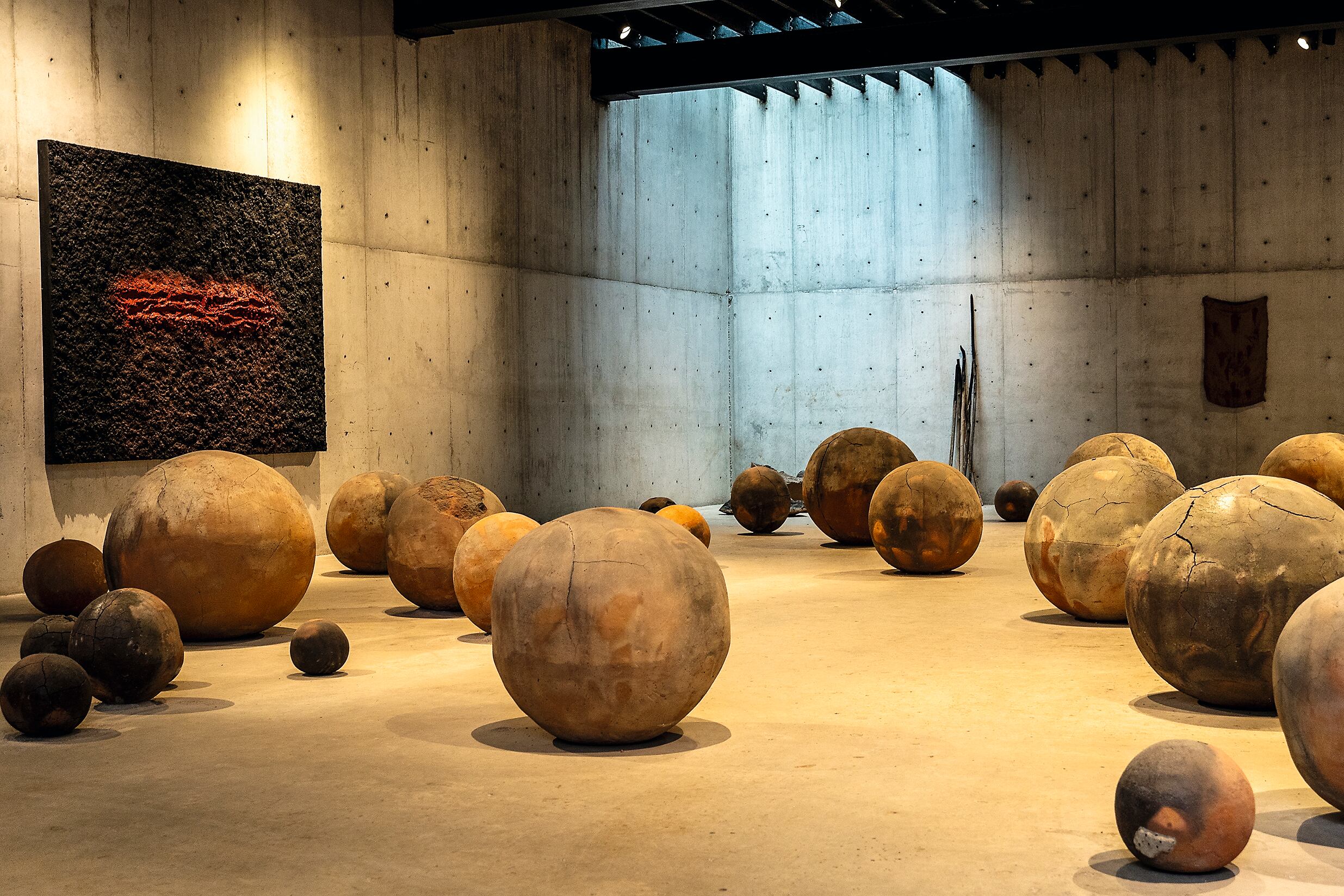 Vista de la obra permanente del estudio Bosco Sodi en el edificio Sabino 336 de Ciudad de México el día 16 de febrero de 2024. El edificio construido y diseñado por el arquitecto Alberto Kalach alberga a la fundación Casa Wabi y al estudio de arte contemporáneo Bosco Sodi, con oficinas y una muestra permanente de escultura y plástica. 