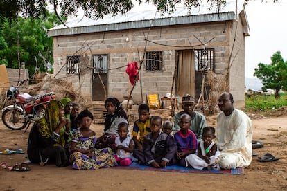 La familia de Daouda Adoum, sentado a la derecha de la imagen. Todos ellos escaparon de su pueblo hace siete años, después de un ataque de Boko Haram. Desde entonces malviven en Maroua.