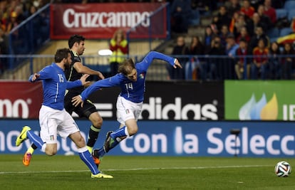 Diego Costa, Andrea Barzagli y Gabriel Paletta durante el partido. 