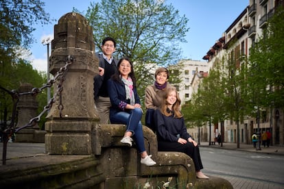 Desde la izquierda, Alberto Merizalde, estudiante del máster de economía y finanzas en la UNAV; Carla Ruiz, estudia máster de enología innovadora en la UPNA; Miren Ausín, directora del Servicio de Proyección Internacional, y Daniela Donos, estudiante de ADE bilingüe + innovación y emprendimiento en cuarto año en la UNA.
