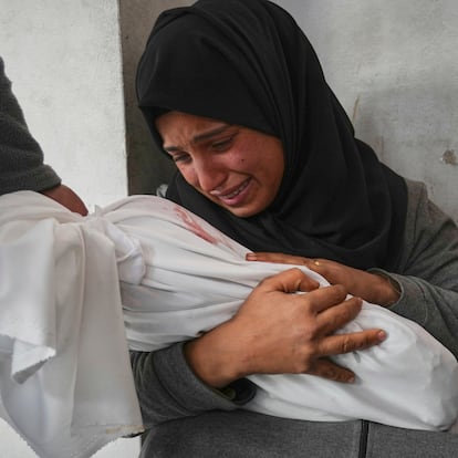 Amani Abu Aker holds the body of her two-year-old niece Salma, killed during an Israeli army strike, before their burial at the Baptist hospital in Gaza City, Monday March 24, 2025. (AP Photo/Jehad Alshrafi)