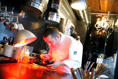 Marcos Cerqueiro en la cocina de Abastos 2.0, en Santiago de Compostela (A Coruña)