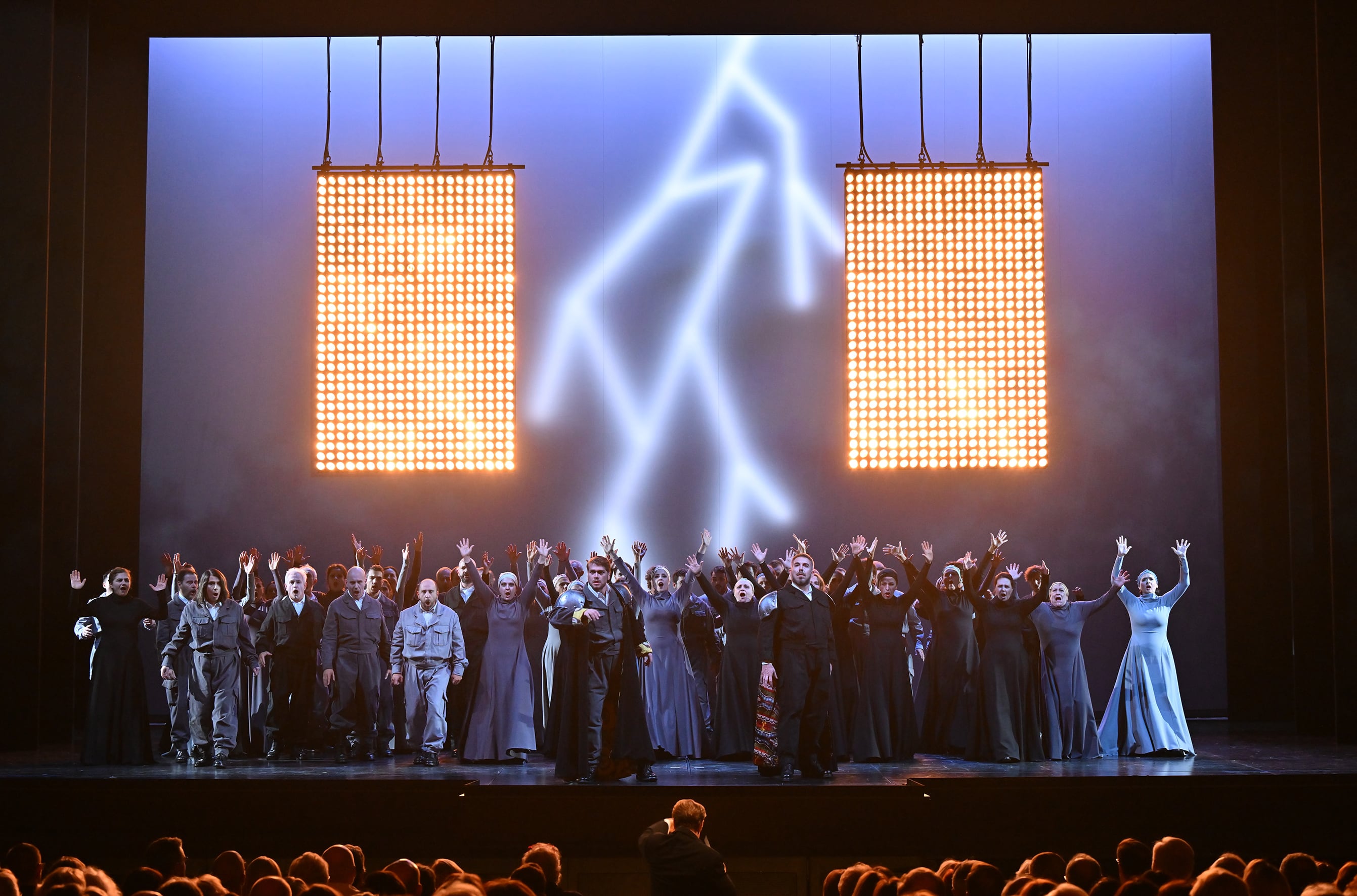 Imágenes de la tormenta con que da comienzo el ‘Otello’ de Verdi en la puesta en escena de Federico Tiezzi.